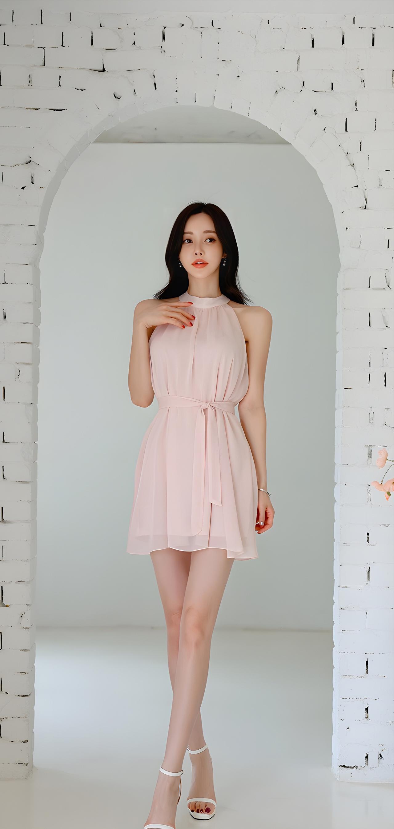 粉嫩连衣裙，甜美少女风，白色砖墙背景，清新自然。