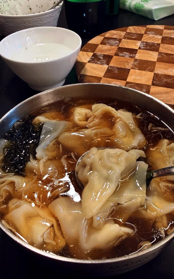 哇塞太厉害啦！整整一晚上竟然包了109个馄饨，这手速简直了～皮薄馅大，里面是