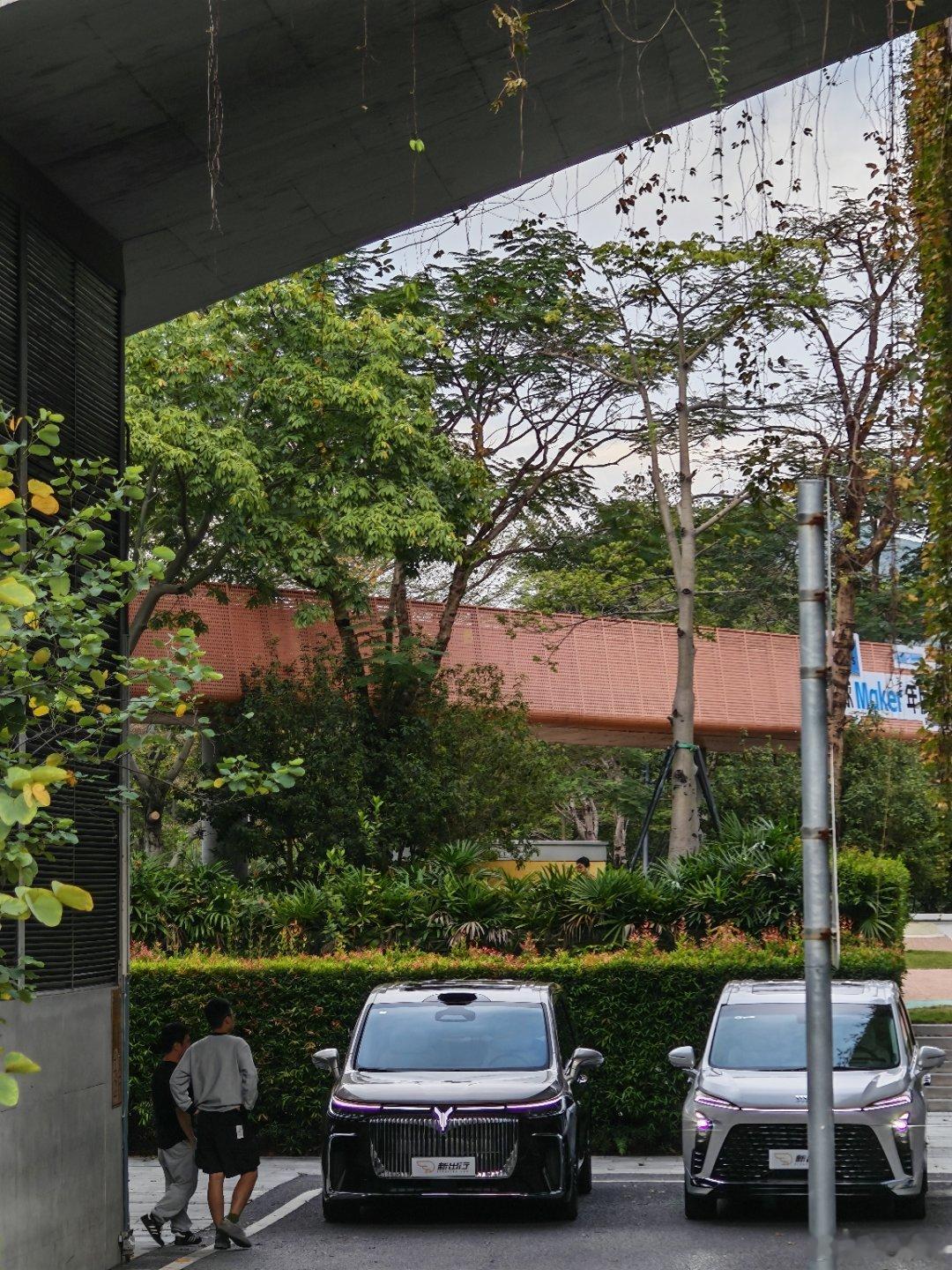 新出行的同学们又在拍新车了，看起来应该是岚图泰山，看起来很霸气，听说是65kWh