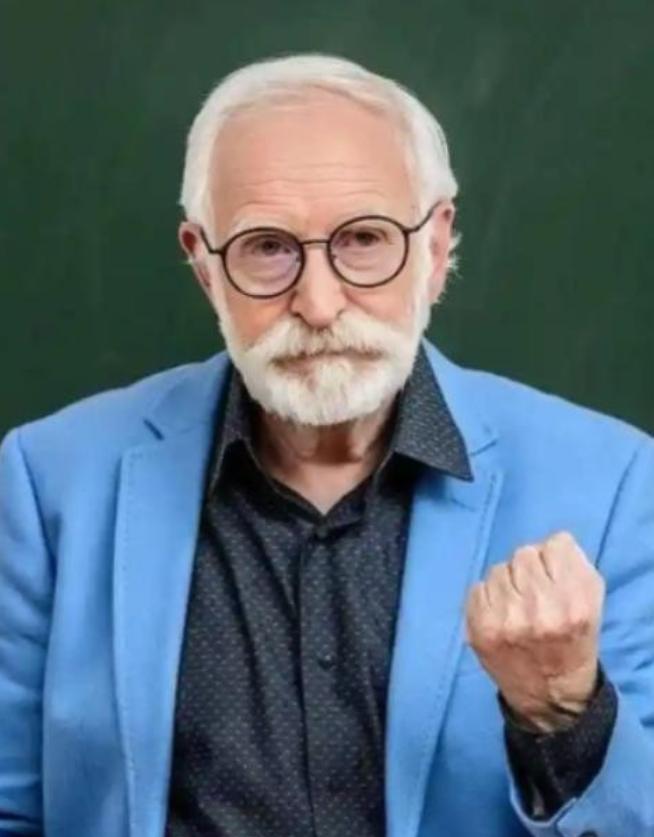 哈佛大学教授查普曼说：“美国永远也无法打败中国，中国之所以不可战胜，是因为中国人