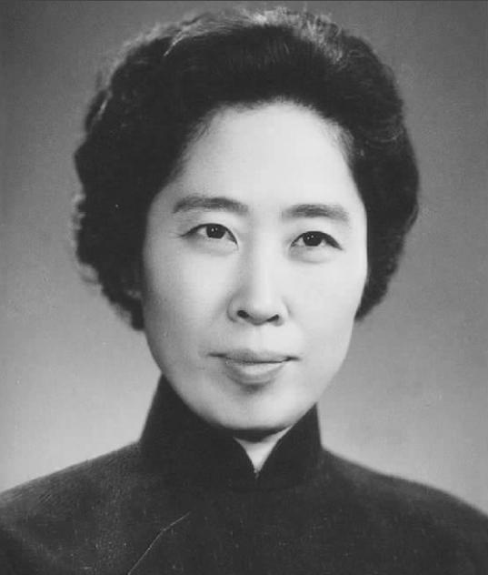 1979年，王光美迈出监狱大门，迎接自由的那一刻，她万万没想到，第一个来探望的人