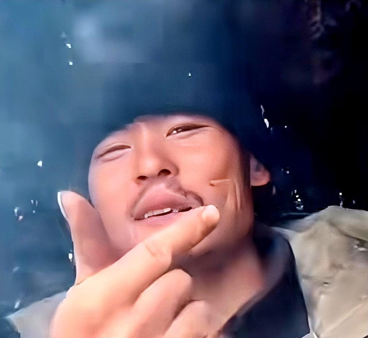 刀疤哥在《荒野求生》里丢了一只袜子被黄牌警告，没过几天救生毯又不见，节目组直接认