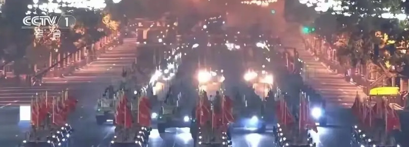 九三阅兵是个宏大的场面，哪有一个中国人不想看！但是九月三日是个星期三，孩子们上