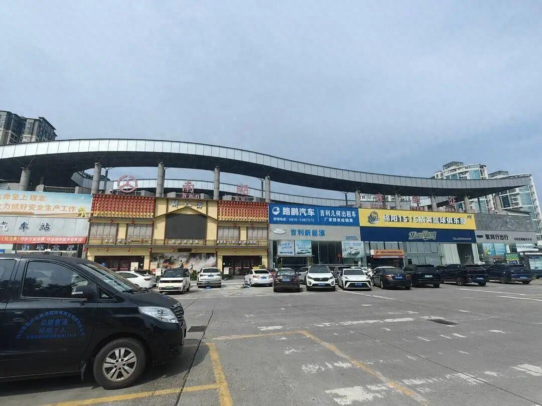 太离谱了！8月25日报道，四川梓潼，一男子在客运站买了张车票，检票进站后就在大厅