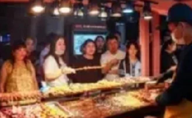 沈阳凌晨一点的夜市，18个壮汉吃了180串炸串、喝光5瓶白酒，结完账转身就走，摊