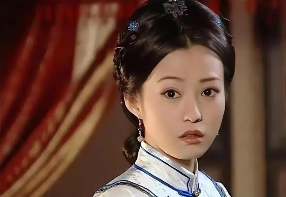 1652年，顺治正在和皇后孟古青用膳。突然，孟古青将手中筷子猛的拍在桌子上！顺治
