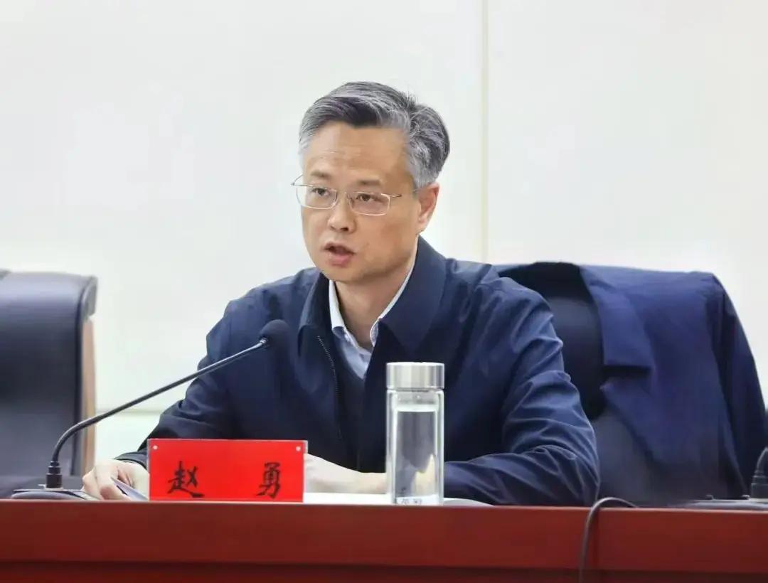 赵勇指导接手中国女排快两年了，可这主力阵容愣是还没磨合成型。反观前任蔡导，当年为