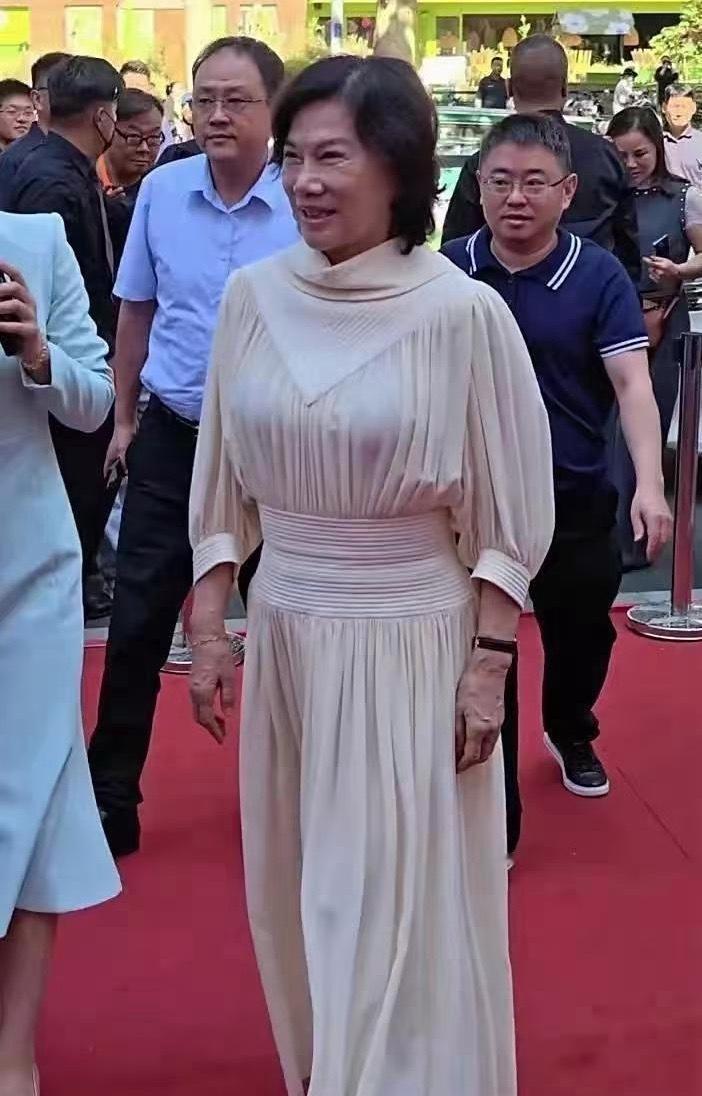 71岁的董明珠素颜参加活动。她穿得挺讲究，可脸色暗沉又松弛，眼袋和褶子特别明显。