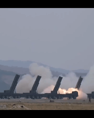 朝方进行KN-25型600毫米火箭炮齐射，总共发射12枚制导火箭弹，全部命中日本