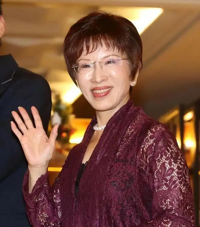 美军军火还没到。洪秀柱就出来说话了。点名支持郑丽文。支持她什么？支持