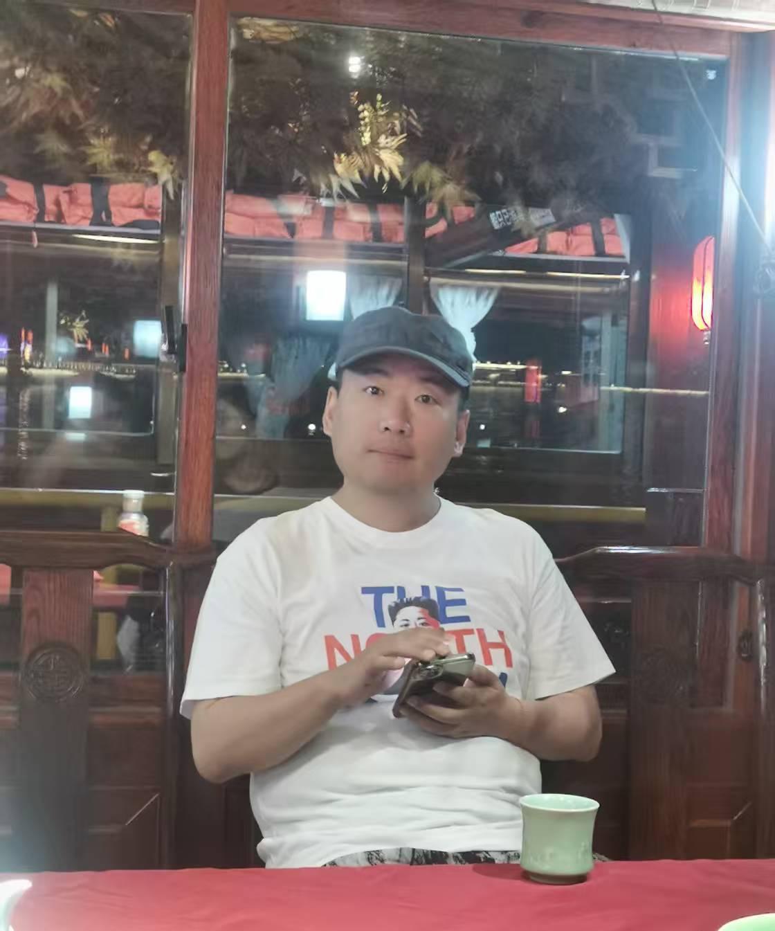 昨晚和发小夜游绍兴特别的美到安昌古镇的时候已经深夜，熙熙攘攘的古街上已经没什