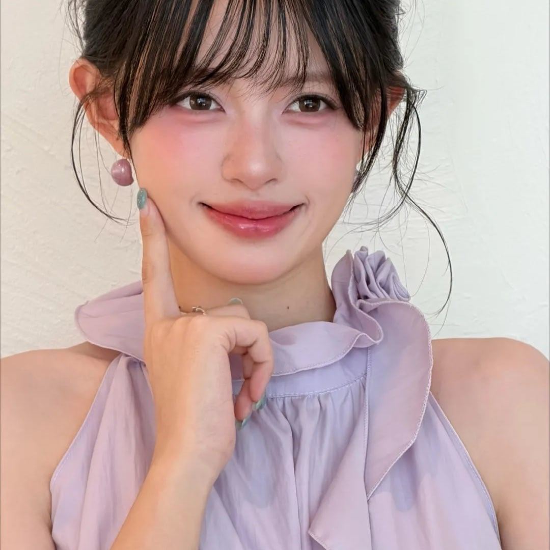 蓬松高丸子头，粉糯甜妹减龄妆，慵懒碎感高丸子头搭配空气刘海，元气感直接拉满，粉调