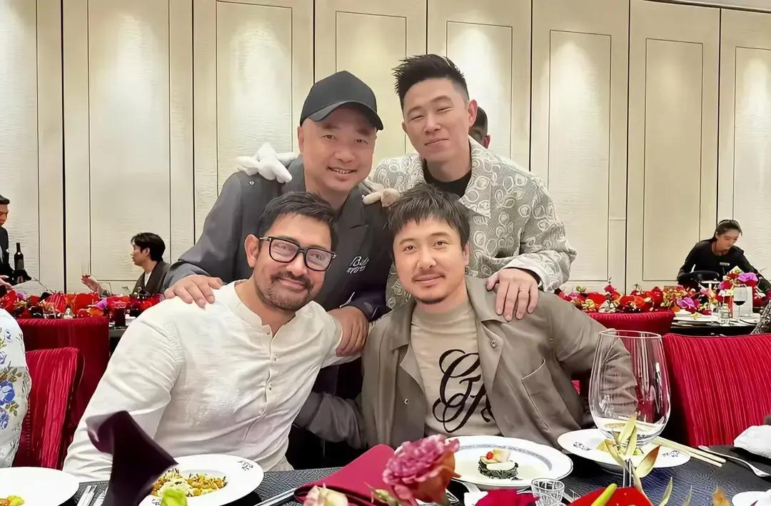 徐峥跟一哥们搂肩合影被挂热搜。照片里俩人笑得跟兄弟似的，背景像发布会后台。网