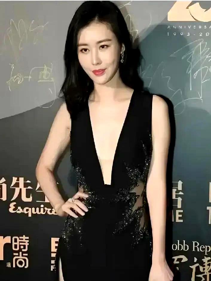 “阳台正对万科楼”旧梗又被翻出来！评论区秒变瓜田：有人说田姐把王石当“跳