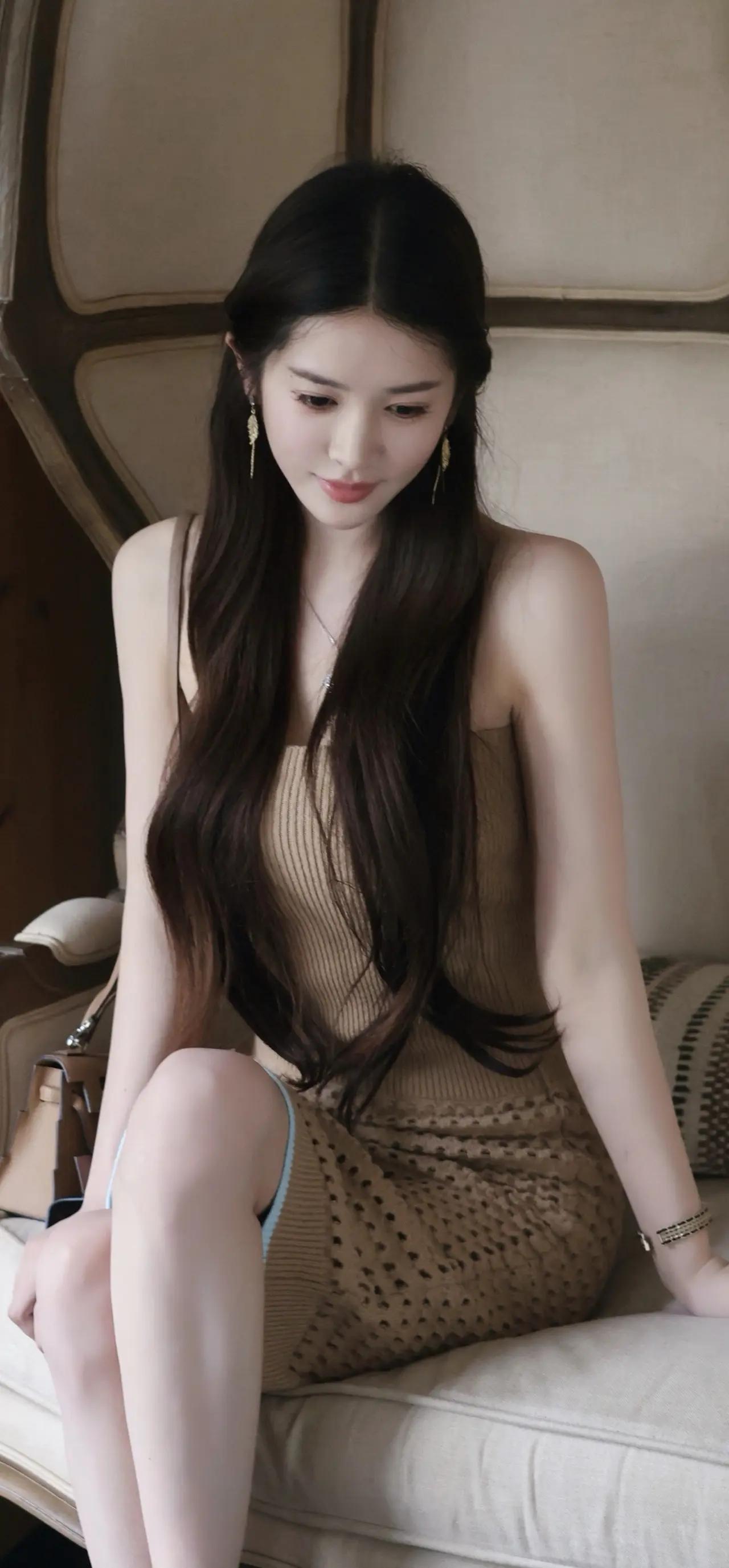 靓丽甜美，清纯女神范十足。