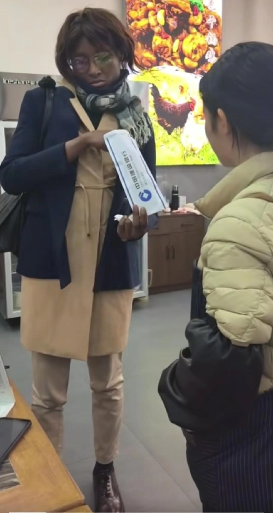 浙江，一餐厅老板发视频吐槽：黑人女子就餐，菜烧好了说没钱了，银行卡密码也不知道，