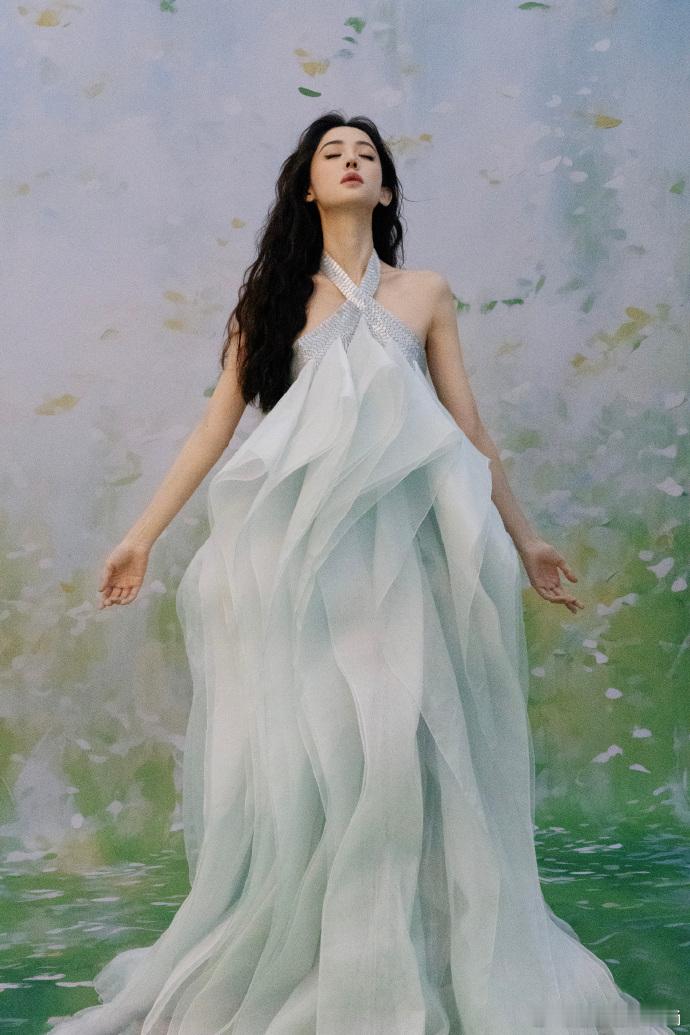 娜扎费加罗八月刊封面谁还没为娜扎这组封面疯狂心动啊！复古风把控得刚刚好，每一个造