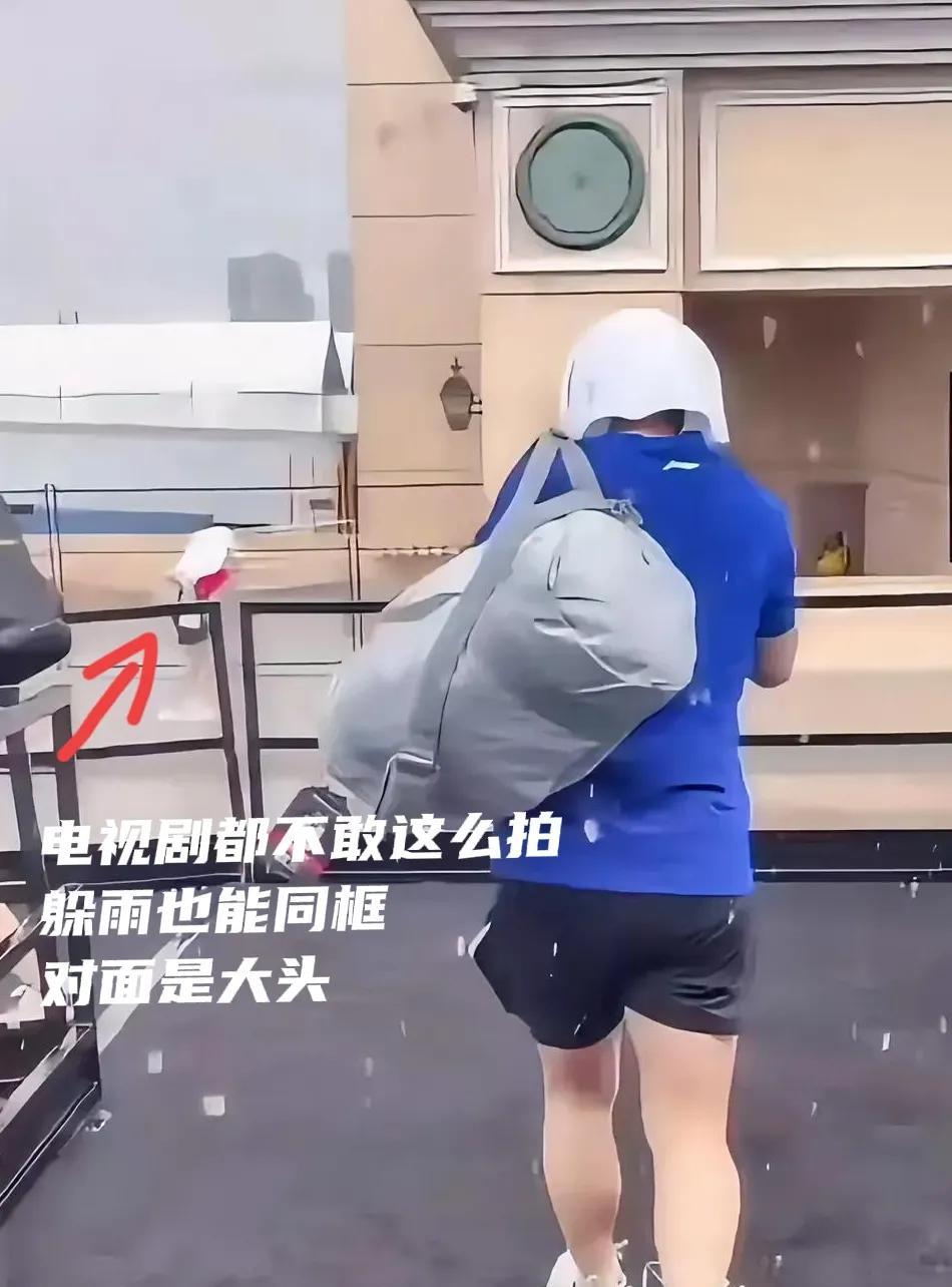 谁能想到，莎莎和大头就是配平的命！一条队里发的白色毛巾，都被他俩顶出了花！