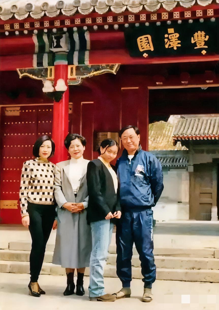 1999年，万宝宝和家人，在中南海丰泽园门口的一张合影。万万没想到，日后她竟然成