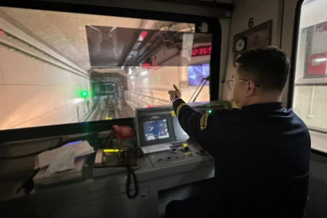 通行线·轨交【北京地铁1号线支线完成冷热滑试验】4月19日，北京地铁1号线支线建