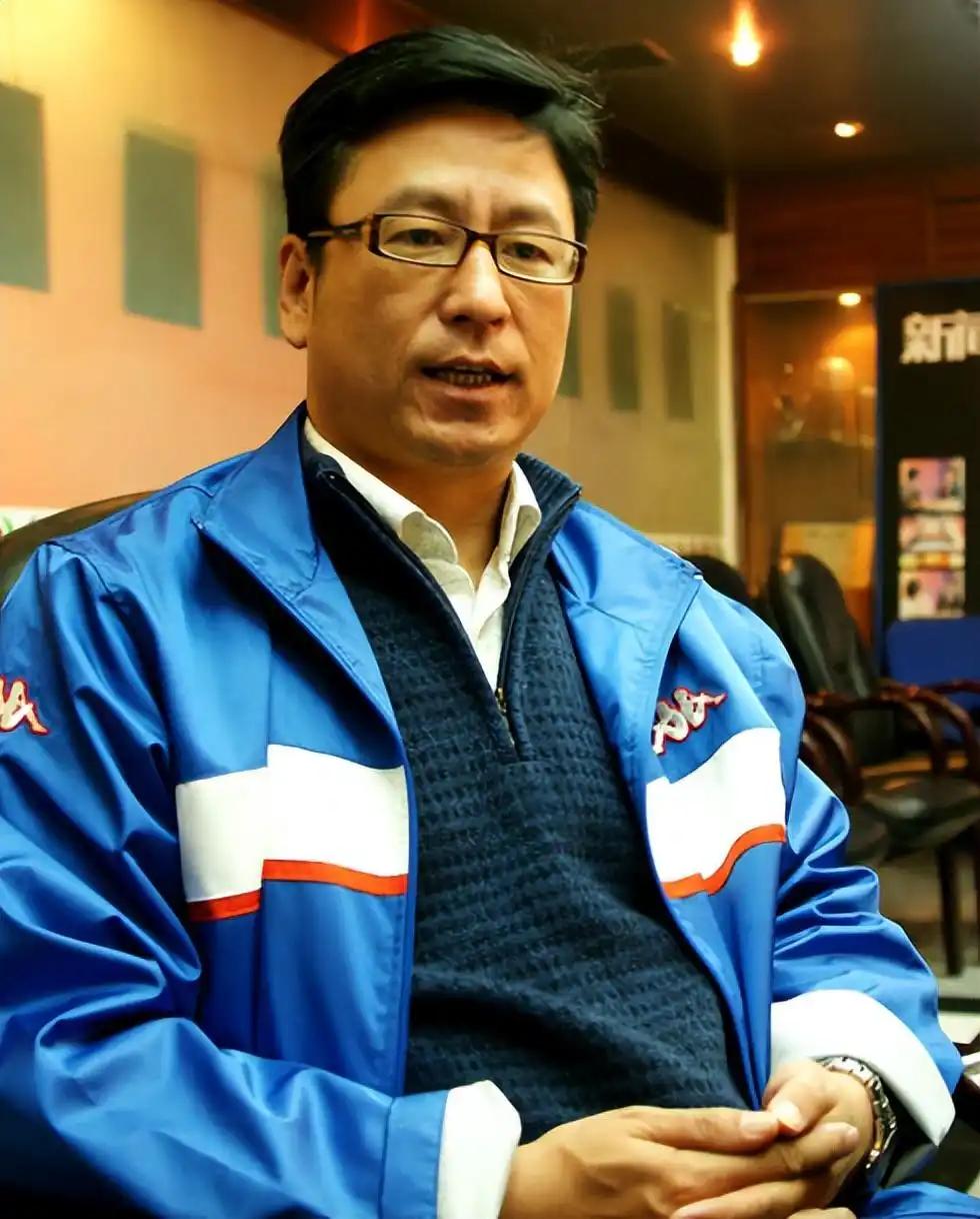 专家表示月收入3000元就属于中等收入，白岩松疑问，如果月收入3000元算中等收