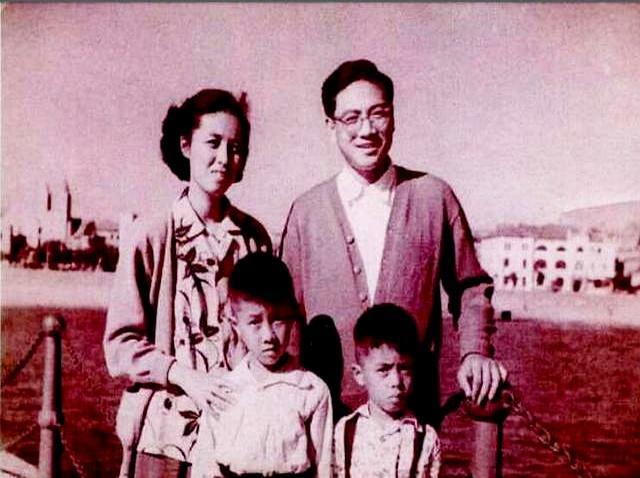 全家颜值天花板，他爸一出场就赢了唐国强年轻时帅得不像话，原来根子在爹。老照