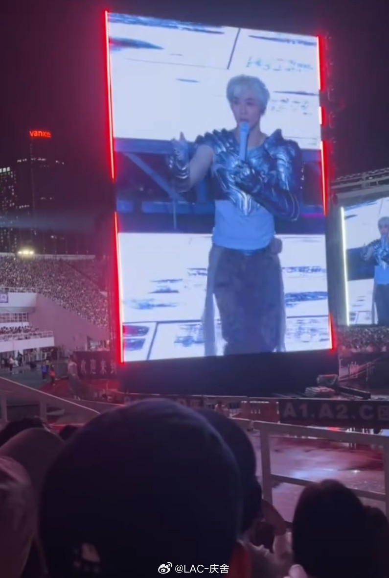 广州暴雨下的太大了，昨天薛之谦因下雨演唱会免费，看了下公告有三个选择：全额退