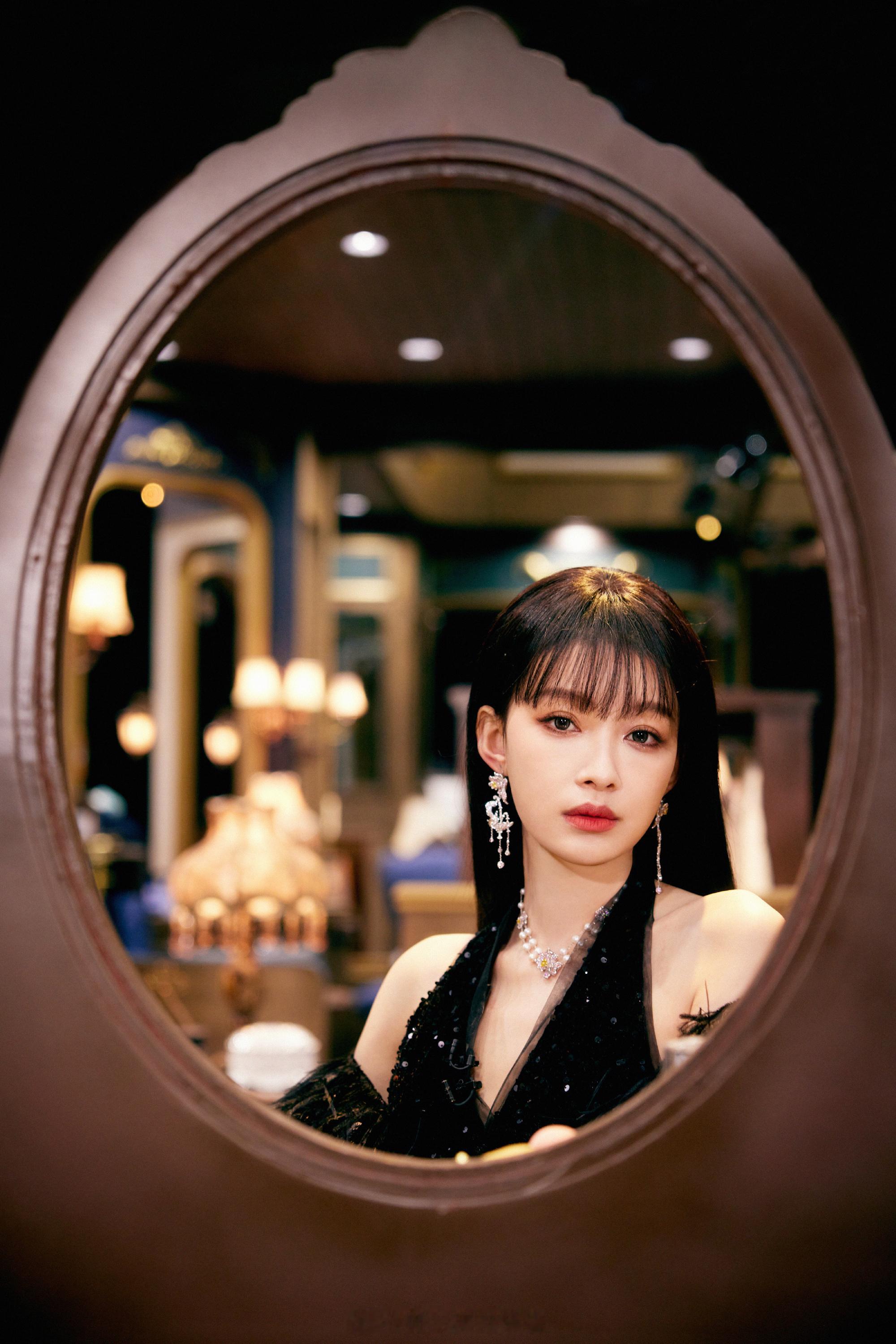 孙怡黑色羽翼曼妙摇曳​​​