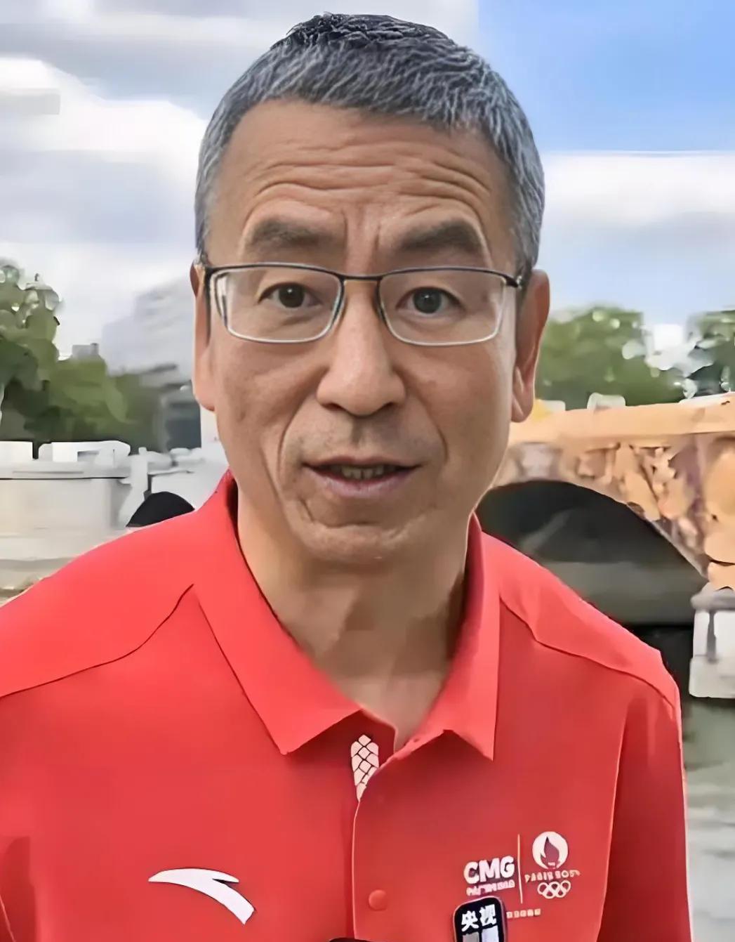 我的天呐！这个戴眼镜的男人，头发花白，满脸皱纹，皮肤松弛黝黑，人显的特瘦，特苍老