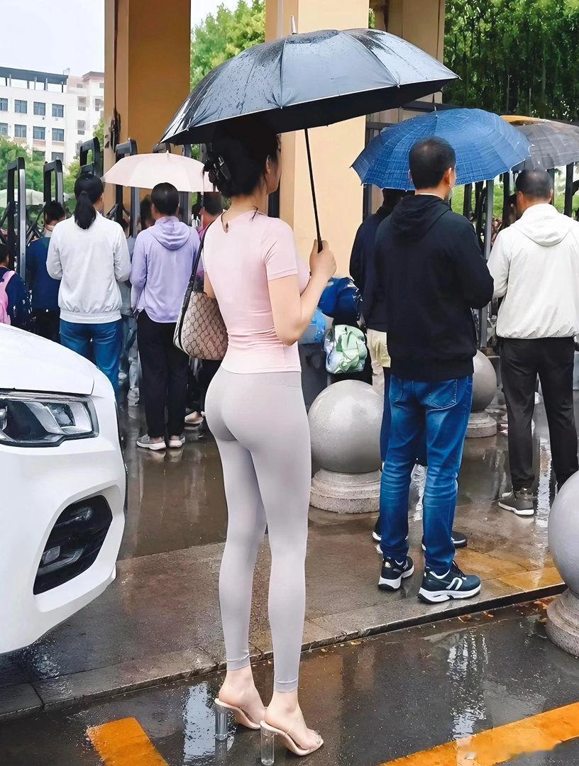接孩子放学，这么穿不会尴尬吗