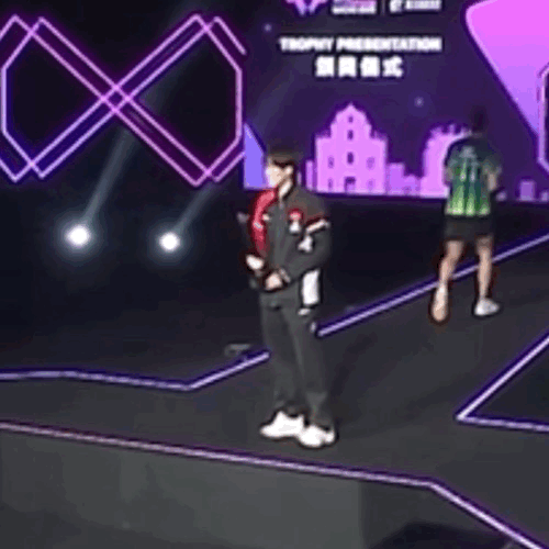 等着莎莎来合影[大笑][大笑]​​​