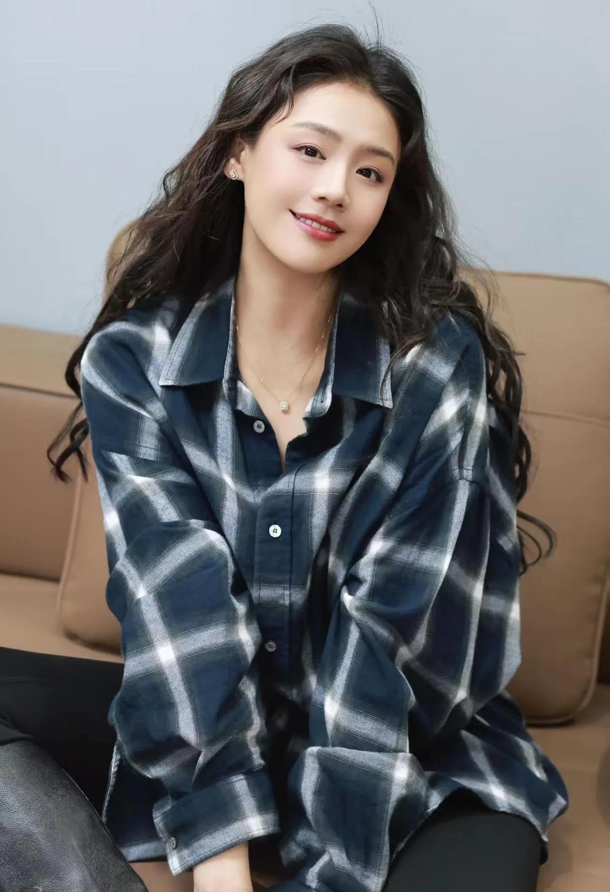 马思纯新造型，羊毛卷封神马思纯新造型美炸了！一头羊毛卷复古减龄，格子衬衫穿