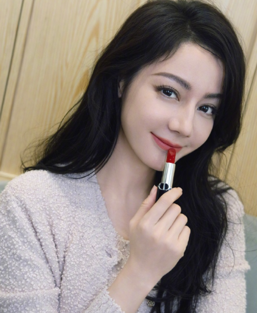 山茶花的红终究抵不过大海深处的群青