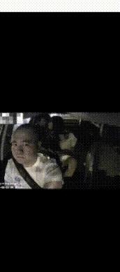 家人们谁懂啊！一对情侣深夜上了网约车，后排直接上演“激情戏码”，司机从后