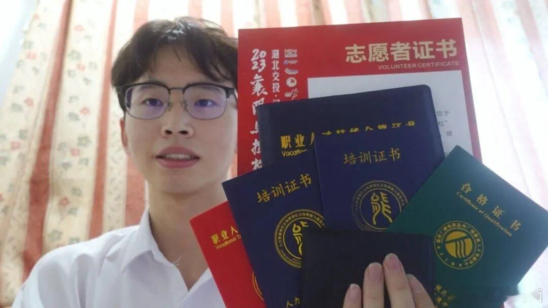 “考证哥”火了！湖北21岁大学生三年拿下百证，是盲目还是规划？近日，湖北文理学院理工学院大三学生董帅