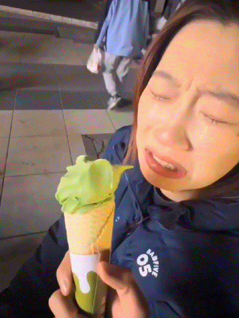 她舔冰激凌哪一下，我实在是没憋住啊！