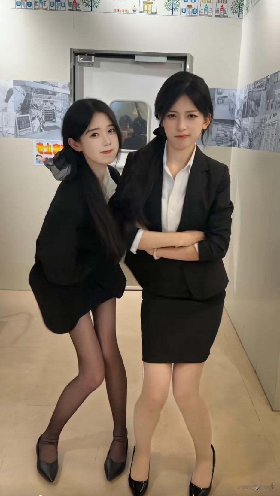 虽然说长得很像，不过右边感觉更耐看一点