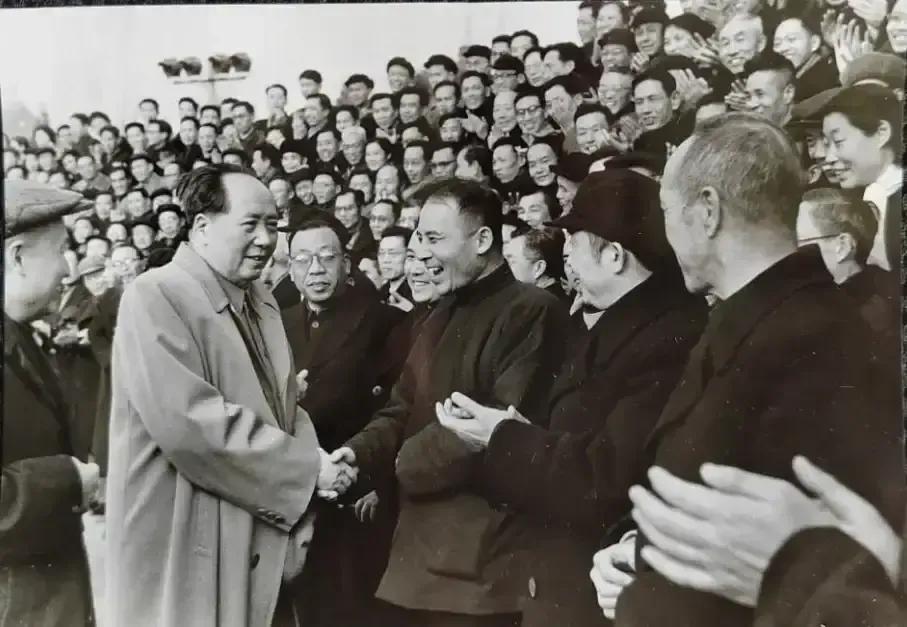 推倒三山迎盛世，安居乐业国兴旺！