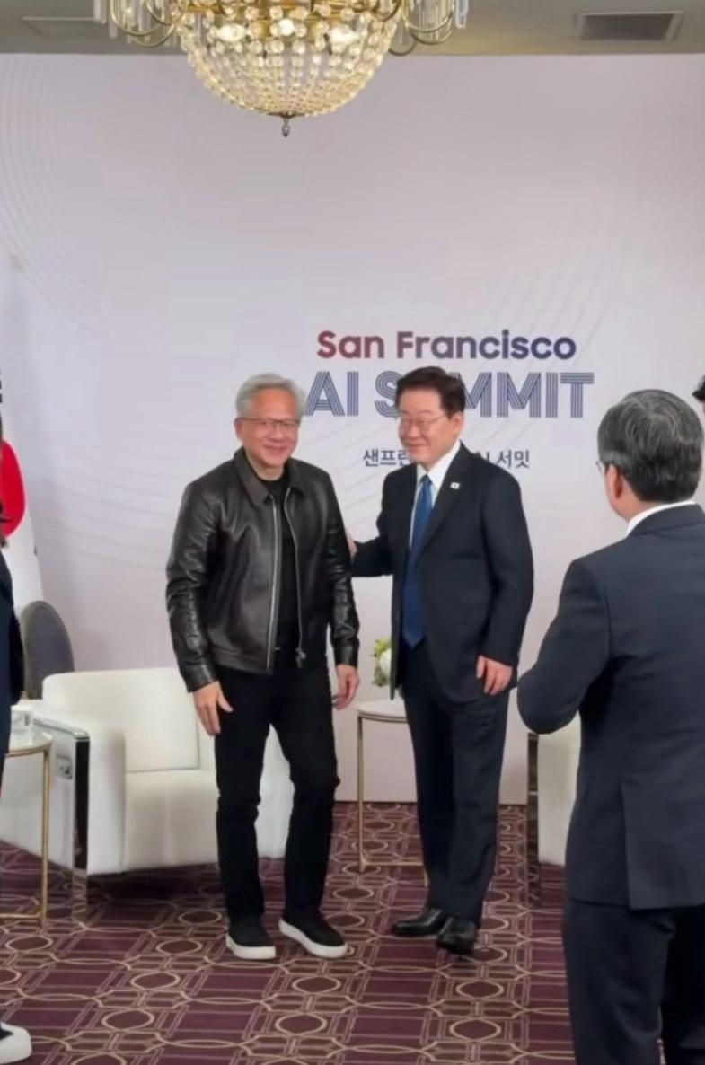 英伟达向SK海力士采购内存，SK集团向英伟达采购芯片和超级计算机。英伟达还将参与