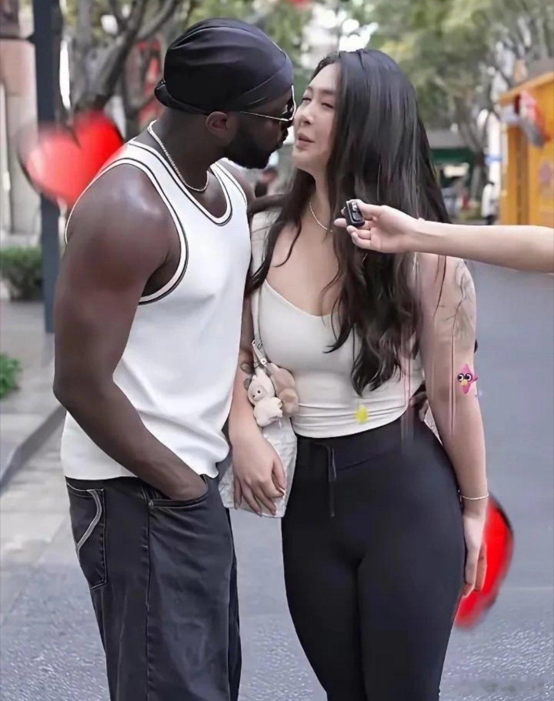 一位东亚女生，给她交往一个月的黑人男朋友打10分。能看出来是哪个国家的吗？