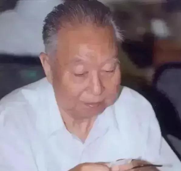 华国锋书法质朴端庄，笔力苍劲浑厚，字里行间透着严谨与大气！他是我党优秀的领导人，