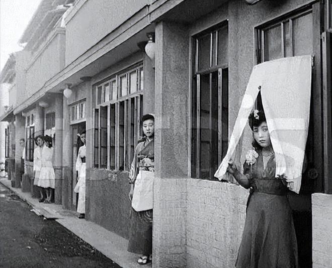 1940年，一个日本士兵在慰安所，正准备接受慰安妇的服务。可是，当他脱掉衣服后才