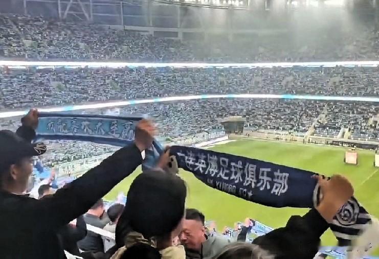 今晚，2026年4月18日，在大连中升梭鱼湾足球场，中超大连英博足球队主场，对阵