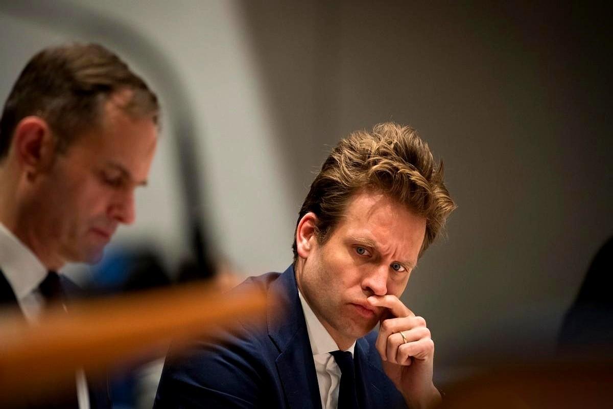 前一秒还叫嚣着要“为欧洲挡子弹”，那架势，硬得跟什么似的。后一秒，在北京谈了两