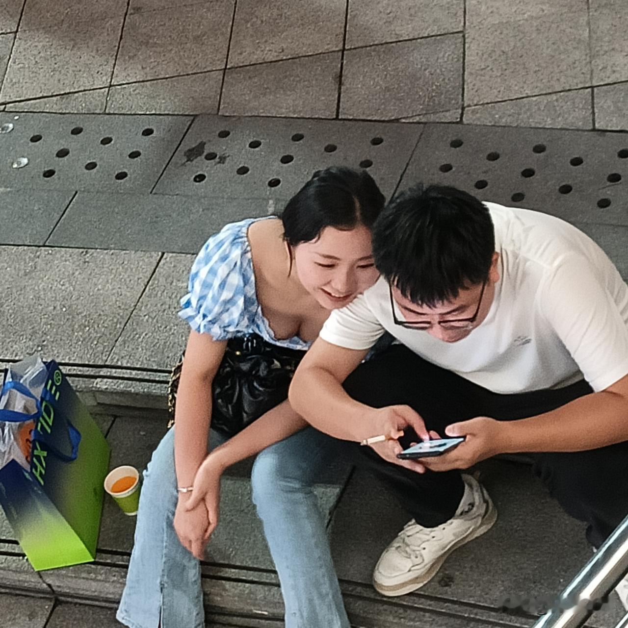 妹妹笑得很开心，依偎在男友身边，小鸟依人，沉浸在爱情的甜蜜中。她不知道这世间的