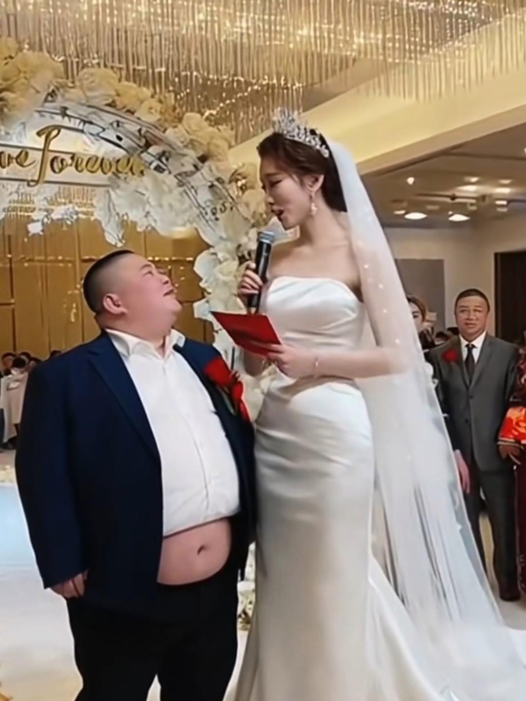 在金钱面前颜值算什么，身高不足1.60米的胖子，为追求1.75米高的模特美女，不