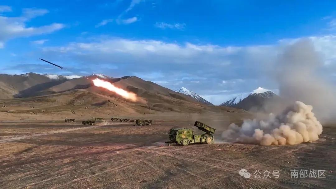解放军122毫米20管模块化火箭炮轻型版，一种火力系统，两种底盘，分别为解放轻卡
