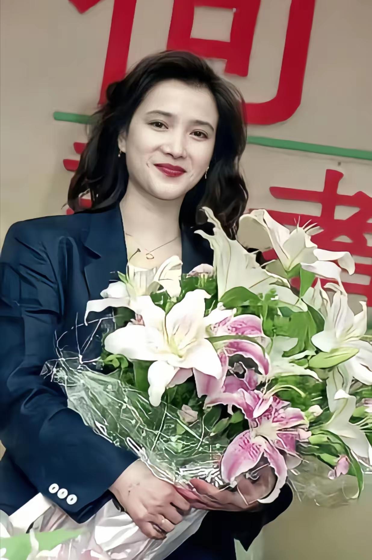 何晴与妹妹何明的半世相依，是人间至暖的亲情注脚。10岁那年父亲离世，何晴便