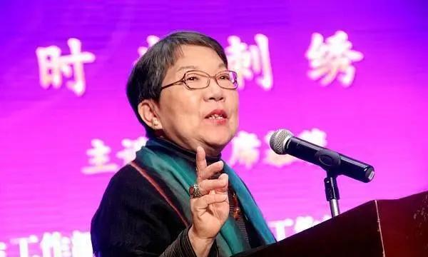 “请把《愚公移山》移出课本！”。2014年，著名作家席慕蓉在南开大学礼堂公开批判