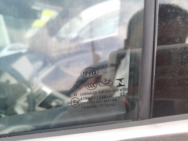 比亚迪车窗玻璃两侧生产日期不同比亚迪宋plusDmi两侧车窗玻璃生产日期不同，